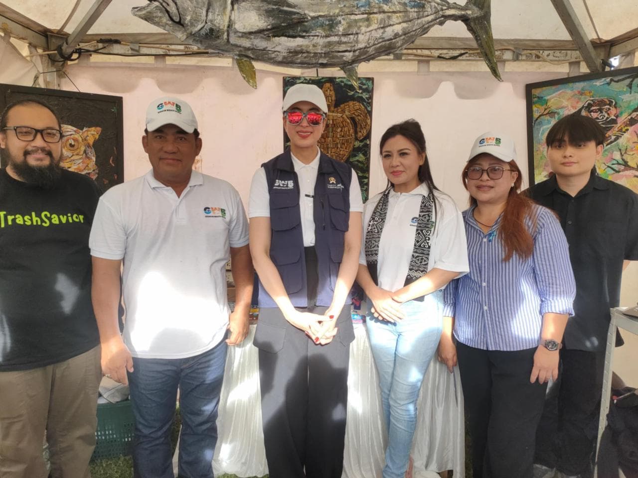 Menteri Pariwisata Widiyanti Putri Wardhana memperhatikan inovasi lingkungan kami